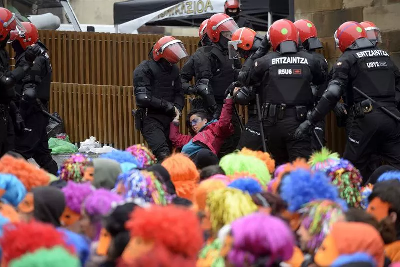 'Herri Harresia' desegin du Ertzaintzak. Argazkia: EFE