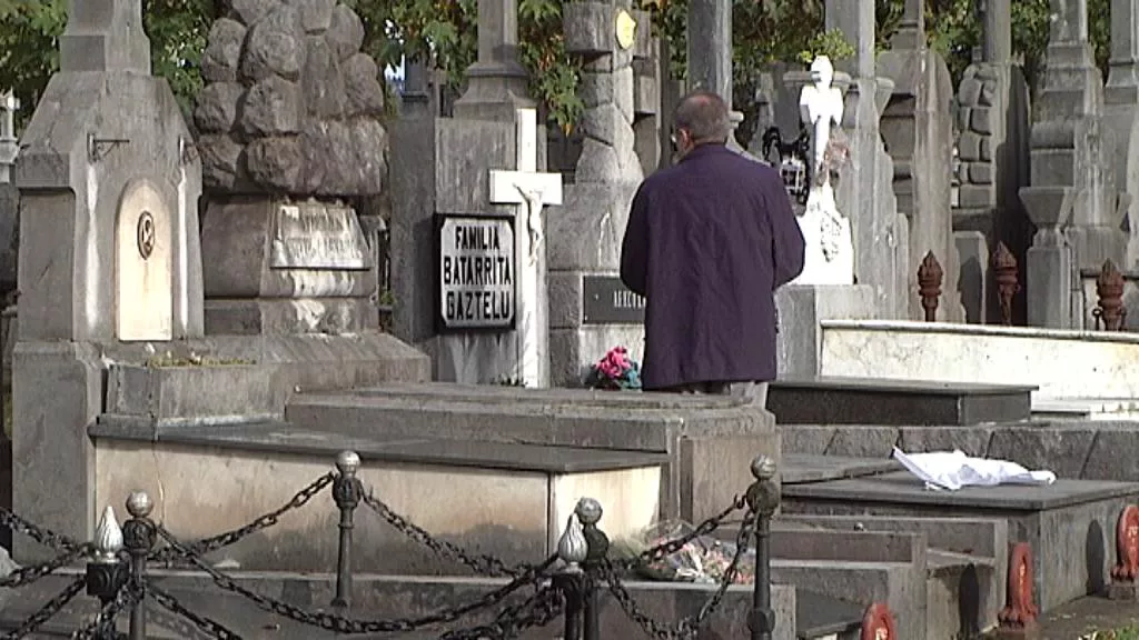 En imagen de archivo, una persona visita un cementerio. Foto obtenida de un vídeo de EITB Media.
