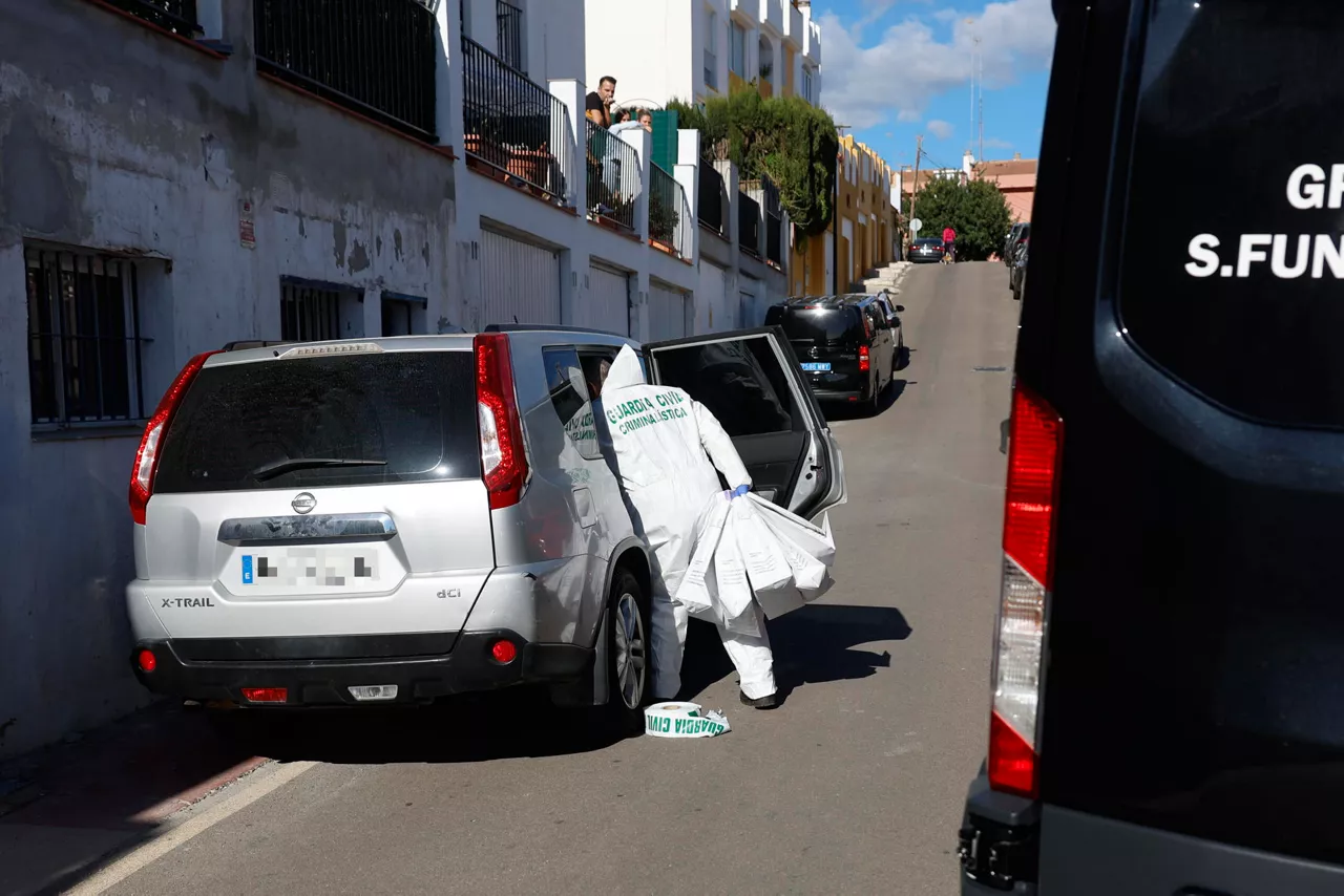 Rincón de la Victoria (Málaga), 22/11/2025.- Un hombre ha sido detenido este sábado por su presunta implicación en la muerte violenta de una mujer en la localidad malagueña de Rincón de la victoria. EFE/Jorge Zapata
