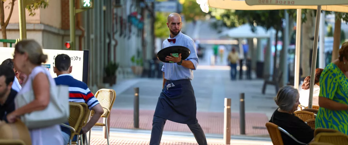 La directora de Empleo del Gobierno Vasco, Arantza Martínez Tobalina, ha valorado que la evolución del desempleo en Euskadi en julio, "condicionada por factores estacionales y coyunturales", continúa siendo "claramente positiva por décimo mes consecutivo" en términos interanuales, pese al "ligero repunte" de la cifra de parados respecto a junio.