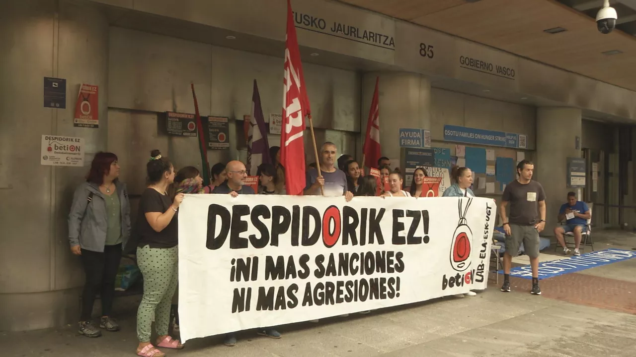 Concentración de la plantilla de BetiON ante la sede del Gobierno Vasco en Bilbao