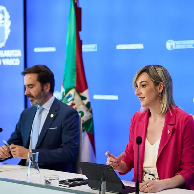 VITORIA, 01/07/2025.- La portavoz del Gobierno Vasco, María Ubarretxena (d), ha informado este martes de los asuntos tratados en el Consejo de Gobierno, en una rueda de prensa en la que también ha comparecido el consejero de Turismo, Comercio y Consumo, Javier Hurtado (i), para presenta las nuevas ayudas al emprendimiento comercial. EFE/ Adrián Ruiz Hierro
