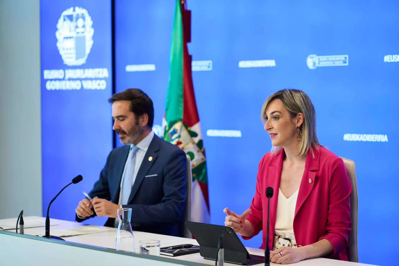 VITORIA, 01/07/2025.- La portavoz del Gobierno Vasco, María Ubarretxena (d), ha informado este martes de los asuntos tratados en el Consejo de Gobierno, en una rueda de prensa en la que también ha comparecido el consejero de Turismo, Comercio y Consumo, Javier Hurtado (i), para presenta las nuevas ayudas al emprendimiento comercial. EFE/ Adrián Ruiz Hierro
