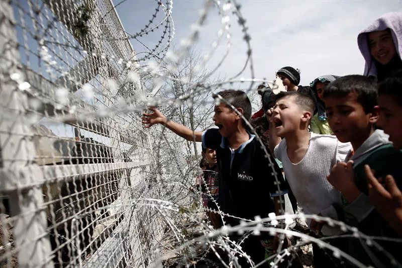Cada minuto 24 personas se ven obligadas a huir de su país de origen por la guerra. Foto: EFE