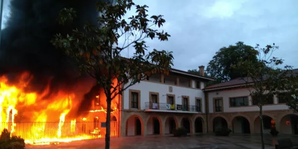 Incendio en el rocódromo de Igorre.  Foto: Eitb.eus
