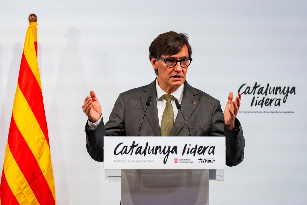 MANRESA (BARCELONA), 12/07/2025.- El presidente de la Generalitat, Salvador Illa, pronuncia la conferencia "Cataluña lidera. Un modelo económico de prosperidad compartida", este sábado en Manresa. EFE/ Siu Wu
