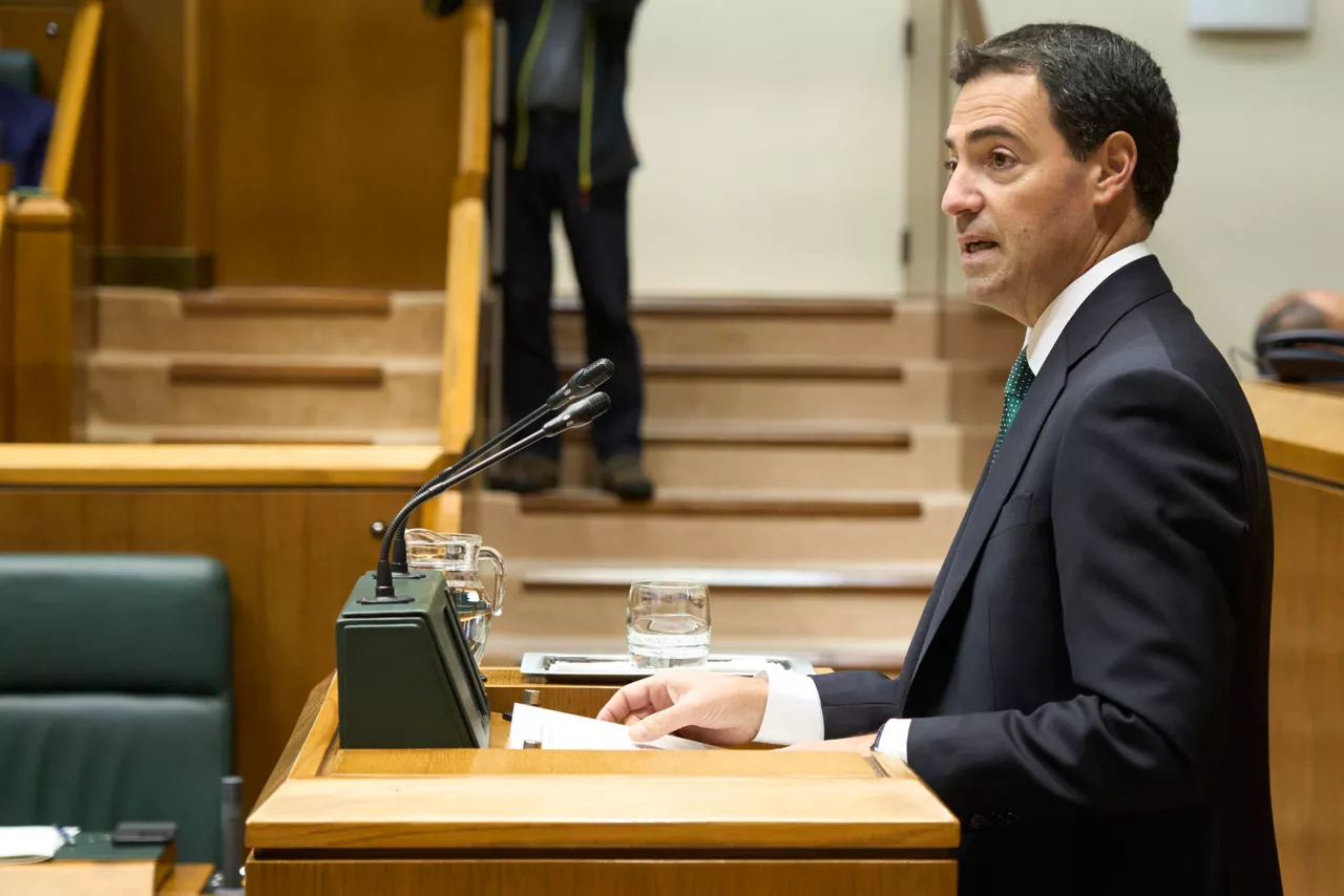 VITORIA, 21/11/2025.- El lehendakari, Imanol Pradales, interviene ante la Cámara vasca este viernes para exponer su visión sobre la situación de Euskadi 50 años después de la muerte de Francisco Franco, en respuesta a una pregunta del PNV en el pleno de control del Parlamento Vasco. EFE / L. Rico
