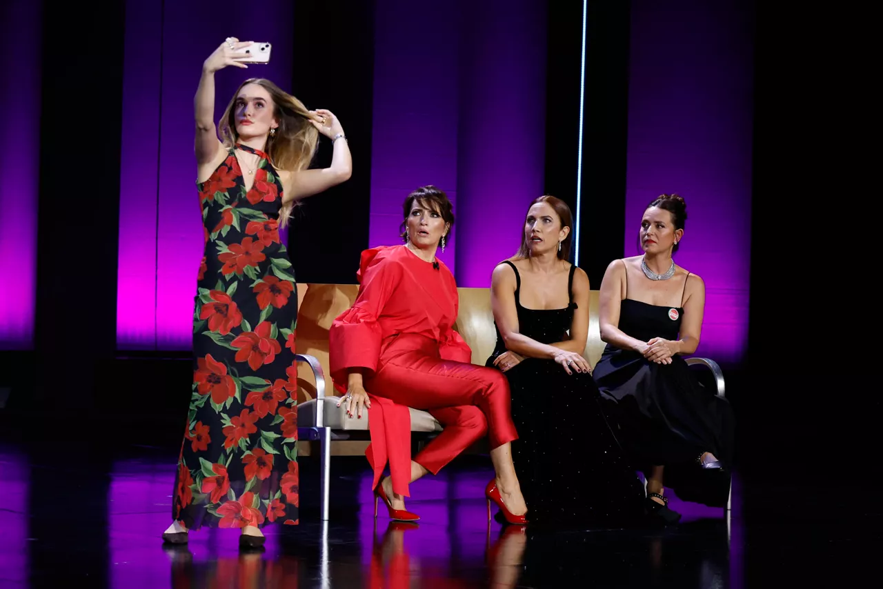 SAN SEBASTIÁN, 19/09/2025.- Las actrices y presentadoras, Silvia Abril (3d), Toni Acosta (2d), e Itziar Ituño (d), durante su participación en la gala inaugural del 73 Festival Internacional de Cine de San Sebastián. EFE/Juan Herrero
