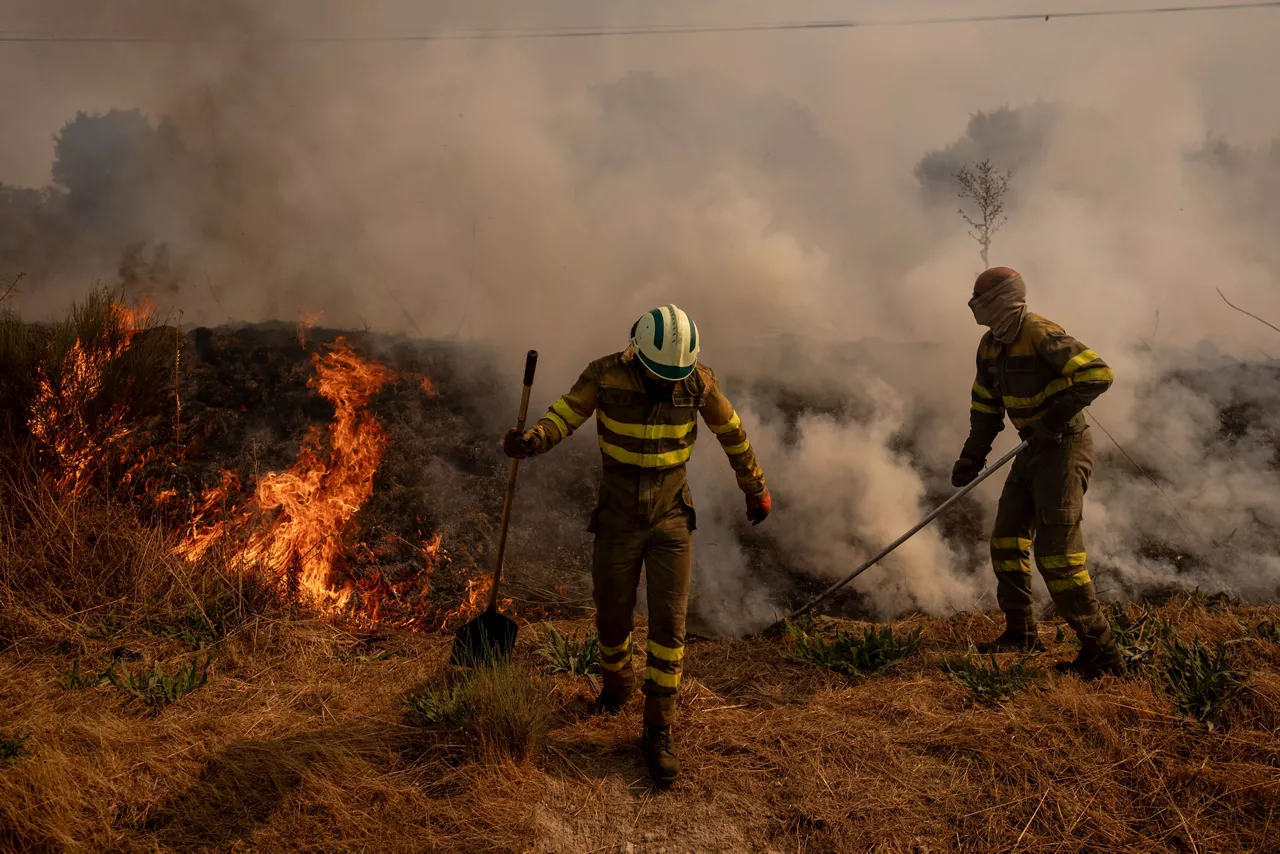 OÍMBRA (OURENSE), 19/08/2025.- Dos voluntarios realizan labores de extinción en el incendio de Oímbra (Ourense) este martes. El incendio de Oímbra lleva devoradas 12.000 hectáreas de acuerdo con cifras de la Xunta (20.500 según estimaciones de expertos basadas en mapas satelitales), mientras que Cipérez, en Salamanca, lleva unas 10.500 y Porto de Sanabria, en Zamora, 10.300EFE/ Brais Lorenzo
