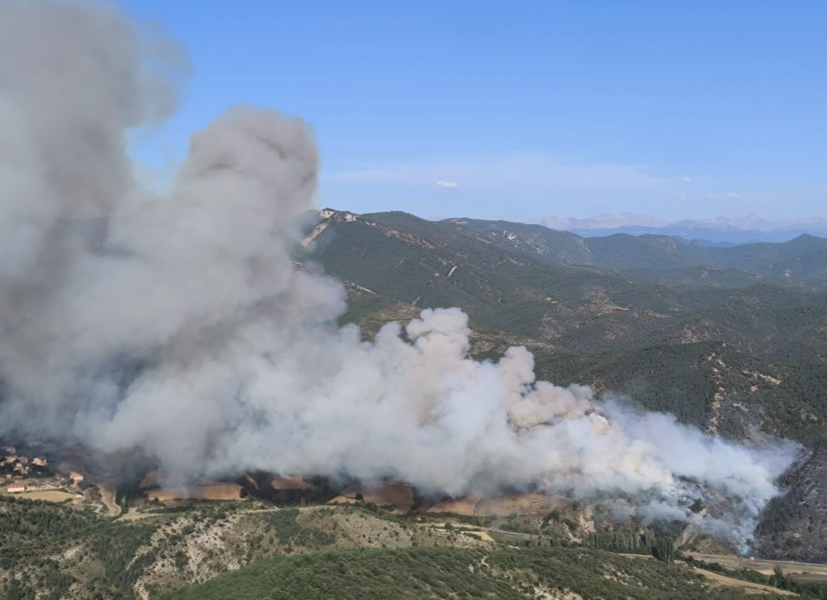 Continúan las labores de extinción en el incendio forestal de Urraúl Alto
