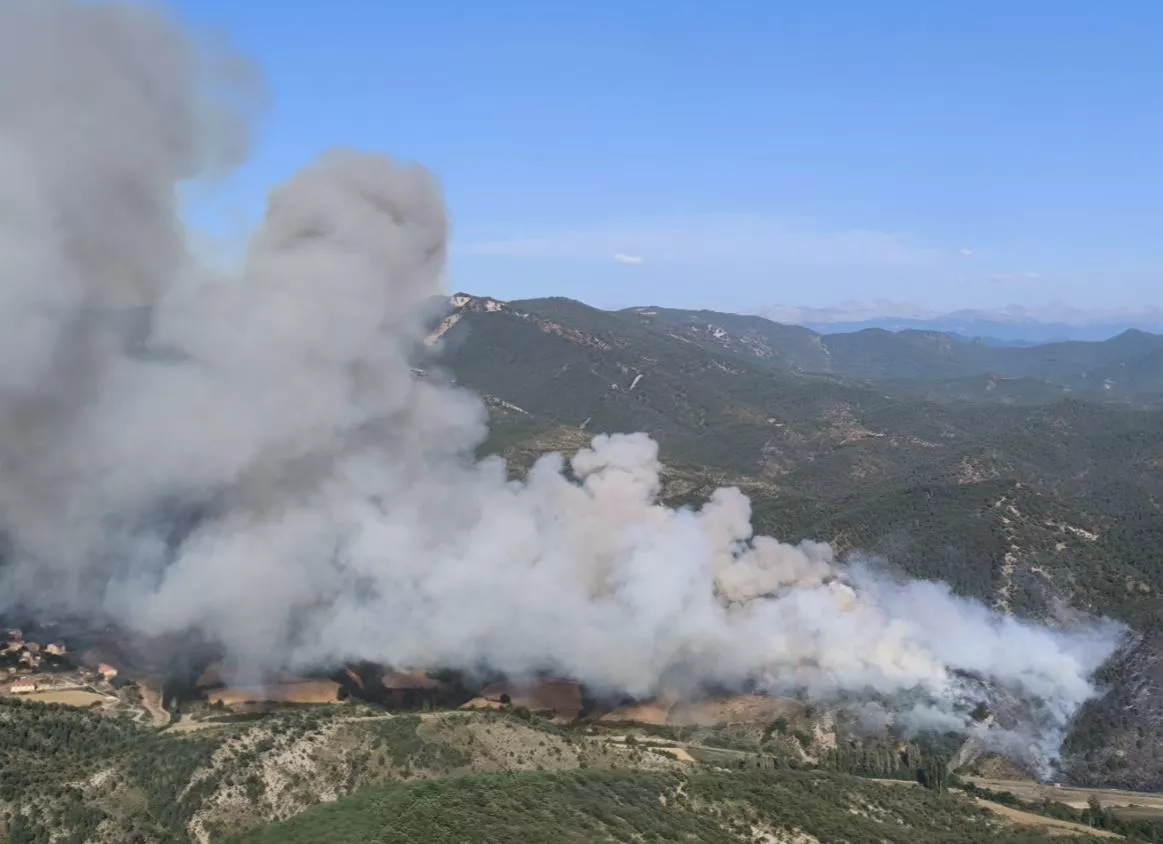 Continúan las labores de extinción en el incendio forestal de Urraúl Alto
