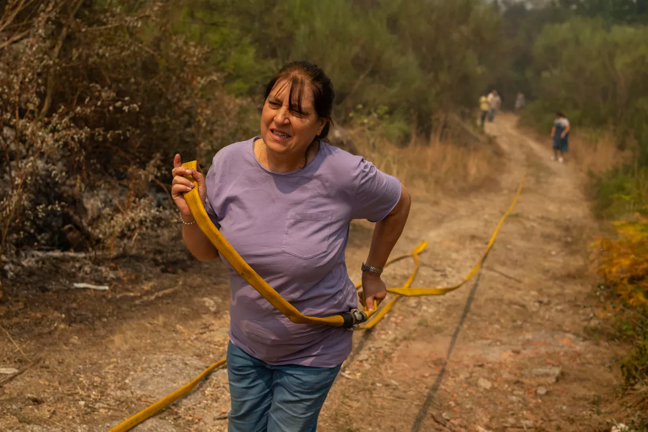 FOTODELDIA CARBALLEDA DE AVIA (OURENSE), 16/08/2025.- Una vecina de Vilar de Condes colabora en las labores de extinción del incendio forestal en Carballeda de Avia (Ourense), este sábado. EFE/ Brais Lorenzo
