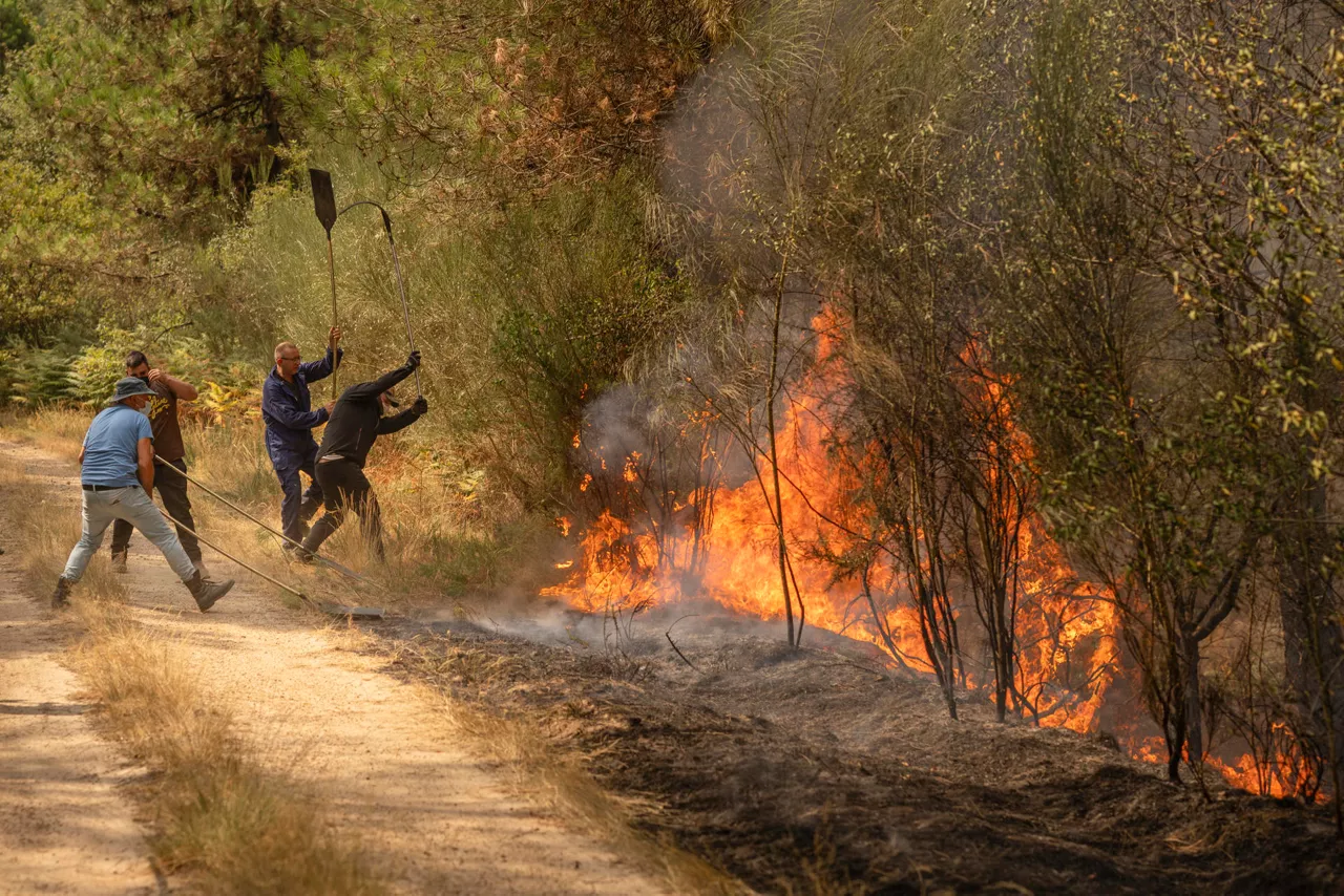 CUALEDRO (OURENSE), 17/08/2025.- Unos vecinos trabajan en labores de extinción del incendio forestal de Cualedro (Ourense) este domingo. La ola de incendios que afecta al noroeste de España no da tregua este domingo. Tras una semana de incendios que han causado tres muertos, miles de hectáreas quemadas y miles de desalojados por las llamas, el país se encuentra devastao. En la región de Galicia ardieron ya 50.000 hectáreas y en la de Castilla y León 3.500 personas permanecían fuera de sus hogares. EFE/ Brais Lorenzo
