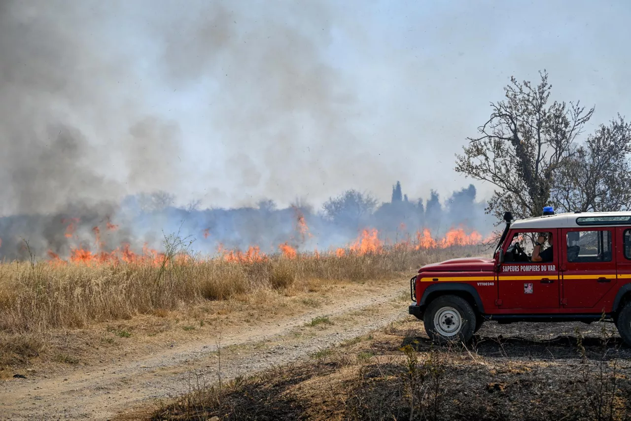 Saint-Laurent-de-la-Cabrerisse (France), 07/08/2025.- A firefighting vehicle is deployed to tackle a brush fire as a wildfire continues to spread in Saint-Laurent-de-la-Cabrerisse, Aude department, southern France, 07 August 2025. Some 16,000 hectares have been burned so far and at least one person died in one of the biggest wildfires in France since 1949. (incendio forestal, Francia) EFE/EPA/PHILIPPE MAGONI
