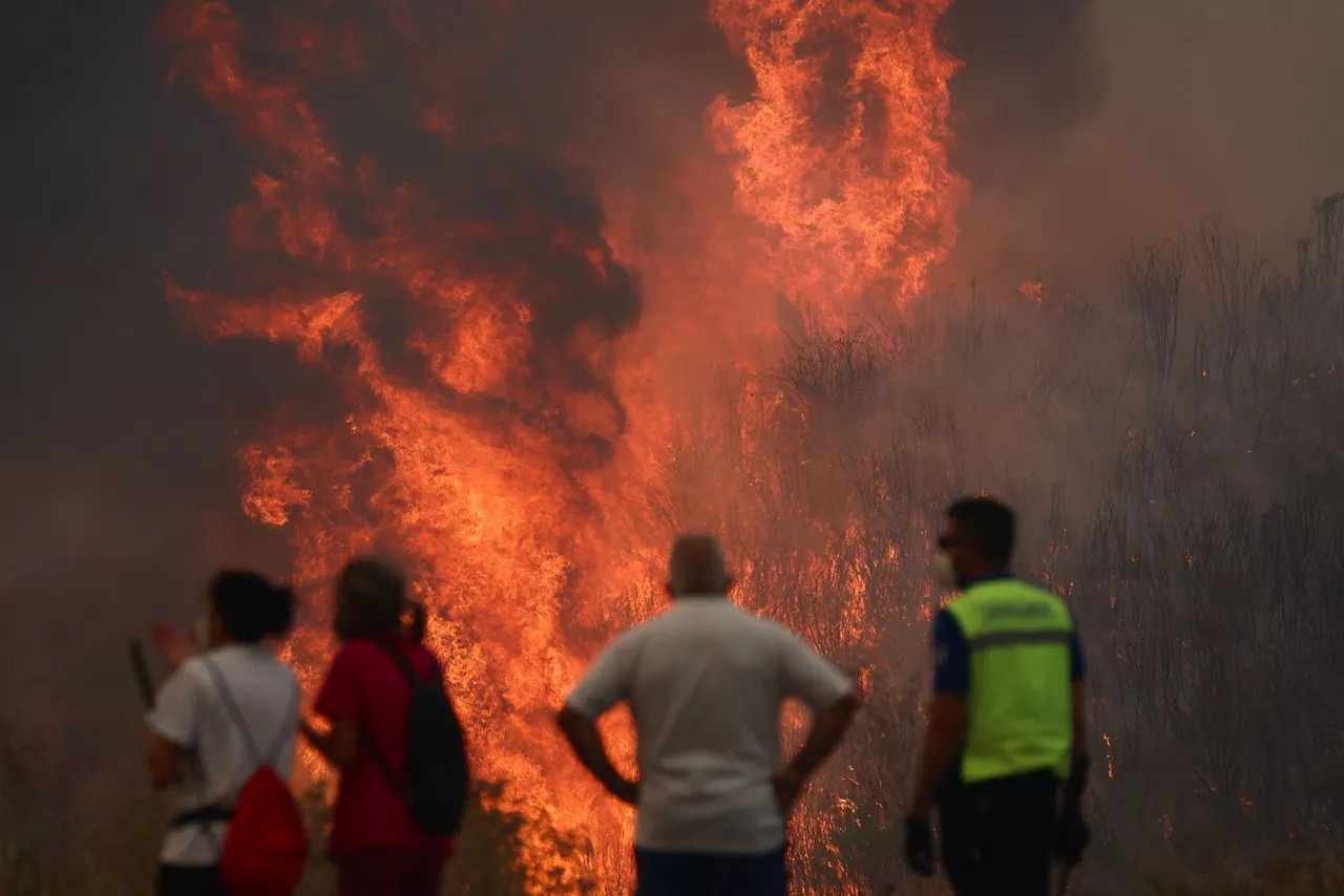 GRAF8039. O CAÑIZO (OURENSE), 14/08/2025.- Varias personas luchan contra las llamas del incendio de A Gudiña (Ourense), este jueves. La DGT ha informado de que la circulación en la autovía A-52 está cortada entre los kilómetros 124 y 129 por los incendios forestales, concretamente en la zona de A Gudiña. La autovía está cortada en ese tramo en ambos sentidos y también está afectada la N-525 en los puntos kilométricos 129 y 86. EFE/ Sxenick
