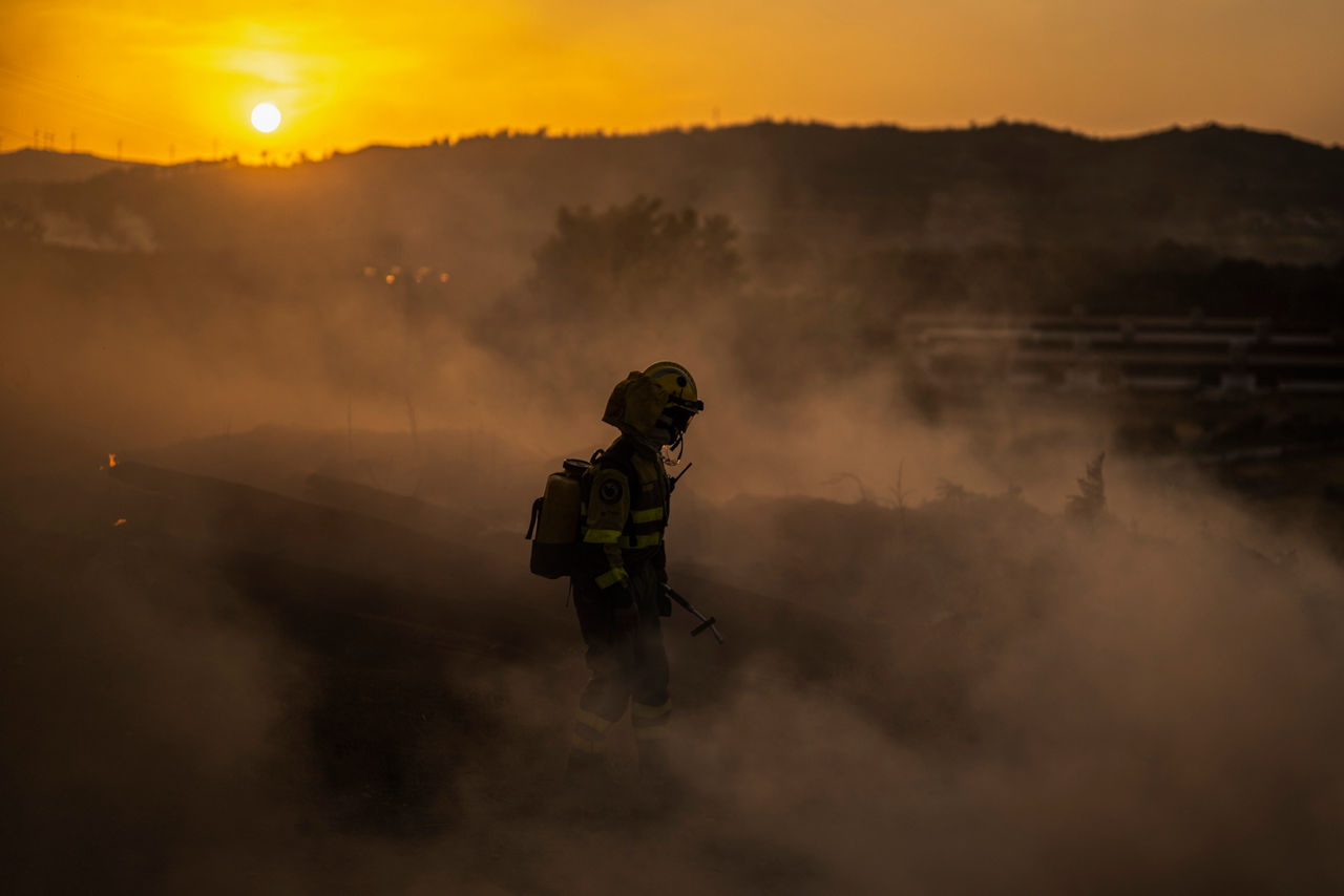 MONTERREI (OURENSE), 13/08/2025.- Los bomberos durante las labores de extinción del incendio que afecta este miércoles al municipio de Monterrei (Ourense). EFE/Brais Lorenzo
