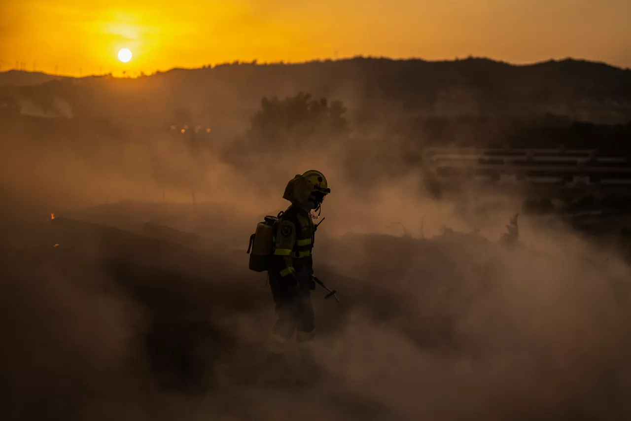 MONTERREI (OURENSE), 13/08/2025.- Los bomberos durante las labores de extinción del incendio que afecta este miércoles al municipio de Monterrei (Ourense). EFE/Brais Lorenzo
