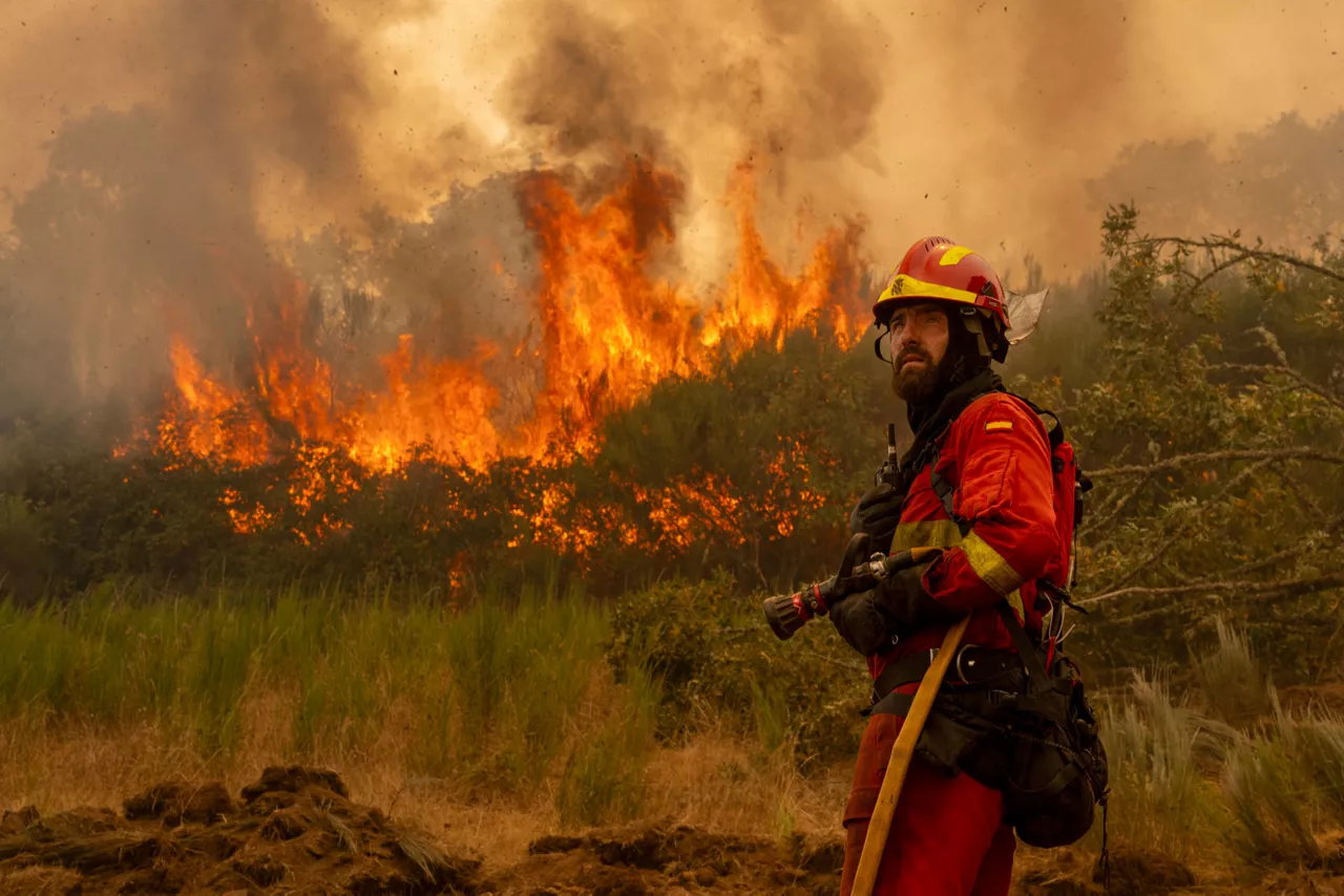 FOTODELDÍA - CHANDREXA DE QUEIXA (OURENSE), 12/08/2025.- Un efectivo de la Unidad Militar de Emergencias (UME) en la localidad de A Espasa, durante el incendio forestal que permanece activo en Chandrexa de Queixa (Ourense), este martes. EFE/Brais Lorenzo
