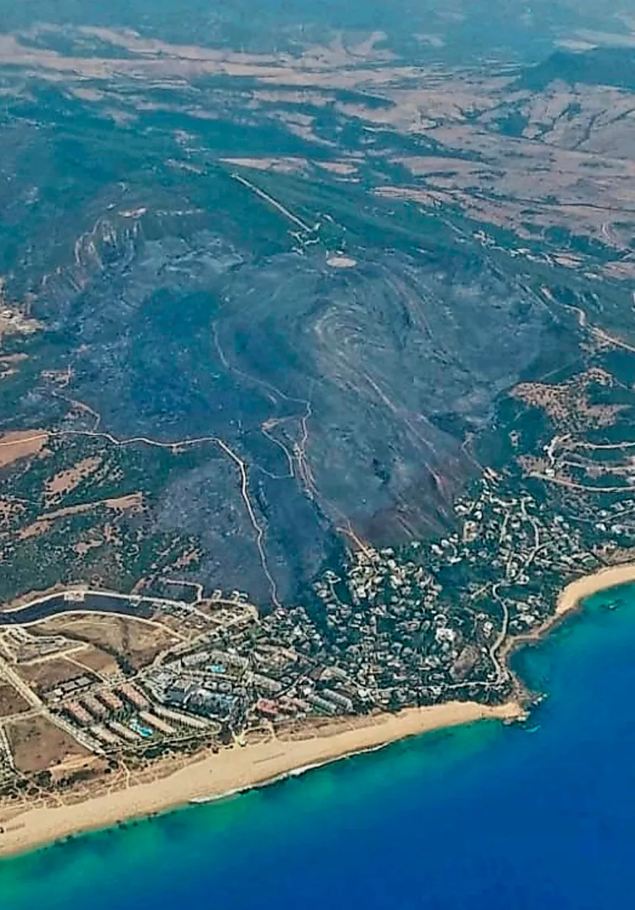 TARIFA (CÁDIZ), 12/08/2025.- Vista aérea de la zona afectada por el incendio que afecta a la sierra de la Plata y a Tarifa, cuyo perímetro está contenido aunque con reactivaciones en el flanco derecho.EFE/ Servicio de Extinción de Incendios Forestales de Andalucía (INFOCA). SOLO USO EDITORIAL/SOLO DISPONIBLE PARA ILUSTRAR LA NOTICIA QUE ACOMPAÑA (CRÉDITO OBLIGATORIO)
