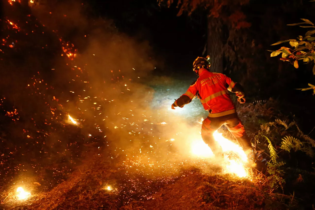 Un bombero trabaja para la extinción del incendio, a 25 de agosto de 2025, en A Pobra de Brollón, Lugo, Galicia (España). Un incendio en el municipio lucense de A Pobra do Brollón, originado en la parroquia de Abrence, ha obligado a declarar la situación 2 de emergencia. Así lo ha confirmado la Consellería de Medio Rural, que ha señalado que la decisión se toma como medida preventiva ante la proximidad de las llamas a los núcleos de Golmar, Conceado y San Pedro. Por el momento, las estimaciones señalan que afecta a una superficie de más de 20 hectáreas.



Carlos Castro / Europa Press

25/8/2025