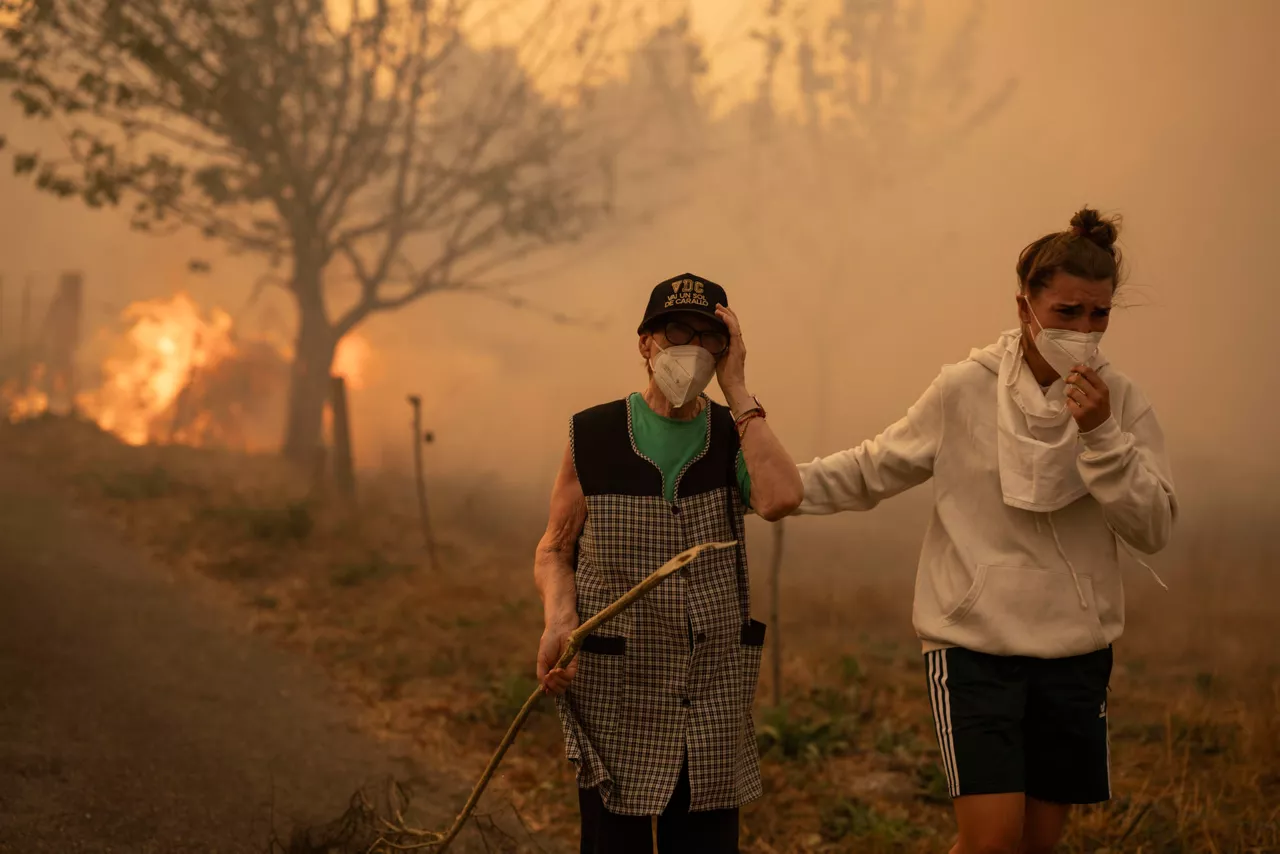 CARBALLEDA DE AVIA (OURENSE), 17/08/2025.- Vecinos trabajan en labores de extinción del incendio forestal de Carballeda de Avia (Ourense) este domingo. La ola de incendios que afecta al noroeste de España no da tregua este domingo. Tras una semana de incendios que han causado tres muertos, miles de hectáreas quemadas y miles de desalojados por las llamas, el país se encuentra devastao. En la región de Galicia ardieron ya 50.000 hectáreas y en la de Castilla y León 3.500 personas permanecían fuera de sus hogares. EFE/ Brais Lorenzo
