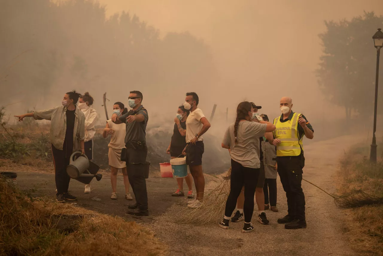 CARBALLEDA DE AVIA (OURENSE), 17/08/2025.- Vecinos trabajan en labores de extinción del incendio forestal de Carballeda de Avia (Ourense) este domingo. La ola de incendios que afecta al noroeste de España no da tregua este domingo. Tras una semana de incendios que han causado tres muertos, miles de hectáreas quemadas y miles de desalojados por las llamas, el país se encuentra devastao. En la región de Galicia ardieron ya 50.000 hectáreas y en la de Castilla y León 3.500 personas permanecían fuera de sus hogares. EFE/ Brais Lorenzo
