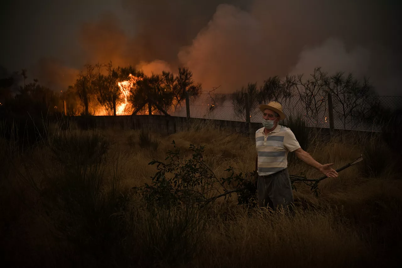 (Foto de ARCHIVO)

16 August 2025, Spain, Cualedro: Residents of Cualedro watch as the fire spread  in the province of Ourense, Galicia, Spain. Photo: Elena Fernandez/ZUMA Press Wire/dpa



Elena Fernandez/ZUMA Press Wire/ DPA

16/8/2025 ONLY FOR USE IN SPAIN