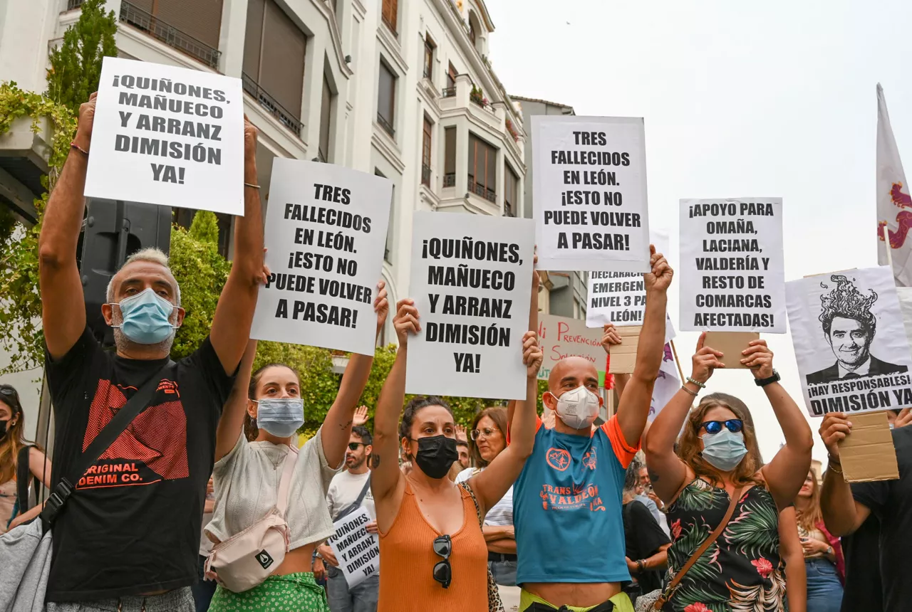 LEÓN, 18/08/2025.- Concentración de protesta por los incendios forestales en la provincia de León, este lunes en la capital leonesa. EFE/J.Casares
