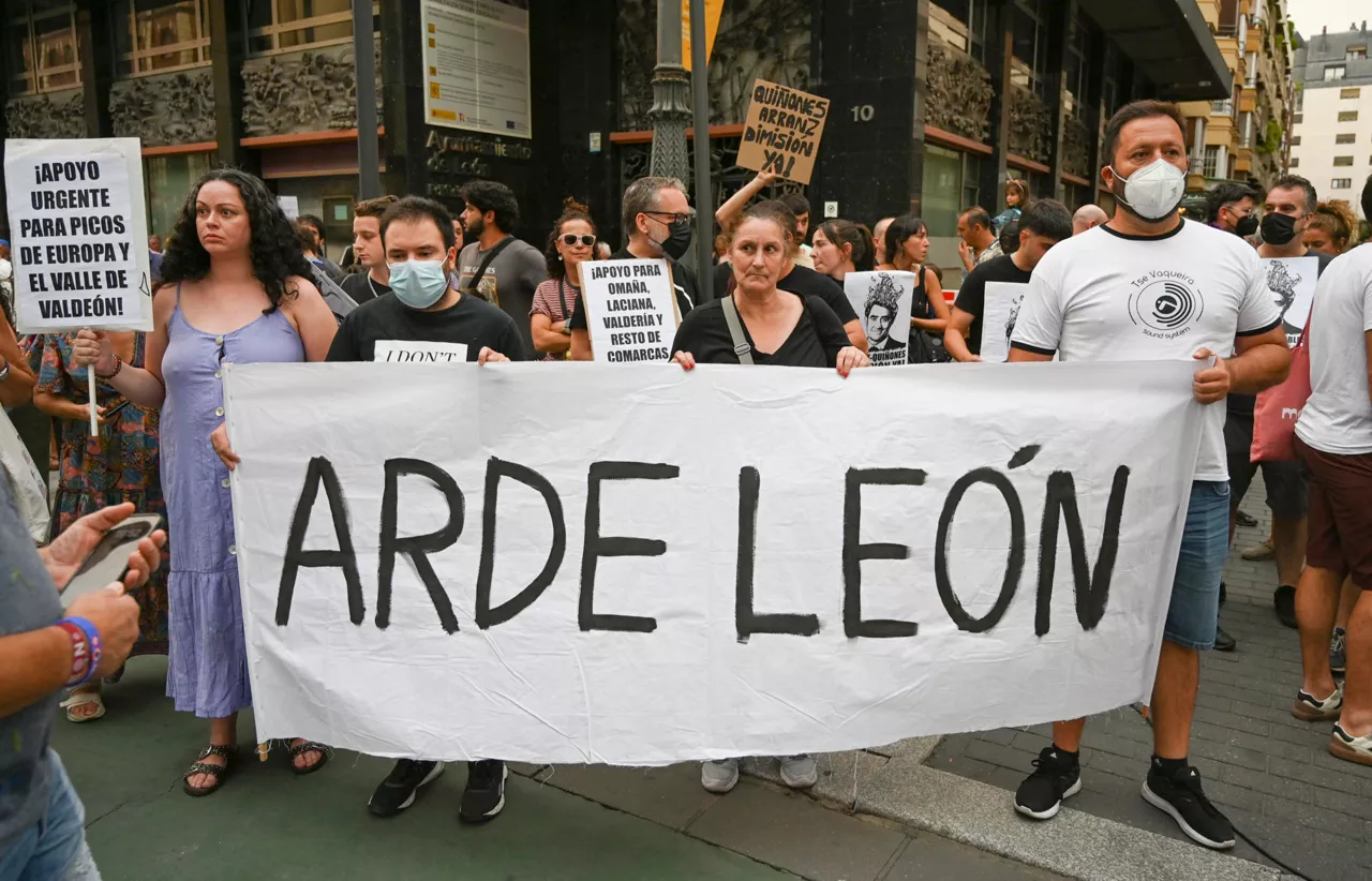 LEÓN, 18/08/2025.- Concentración de protesta por los incendios forestales en la provincia de León, este lunes en la capital leonesa. EFE/J.Casares
