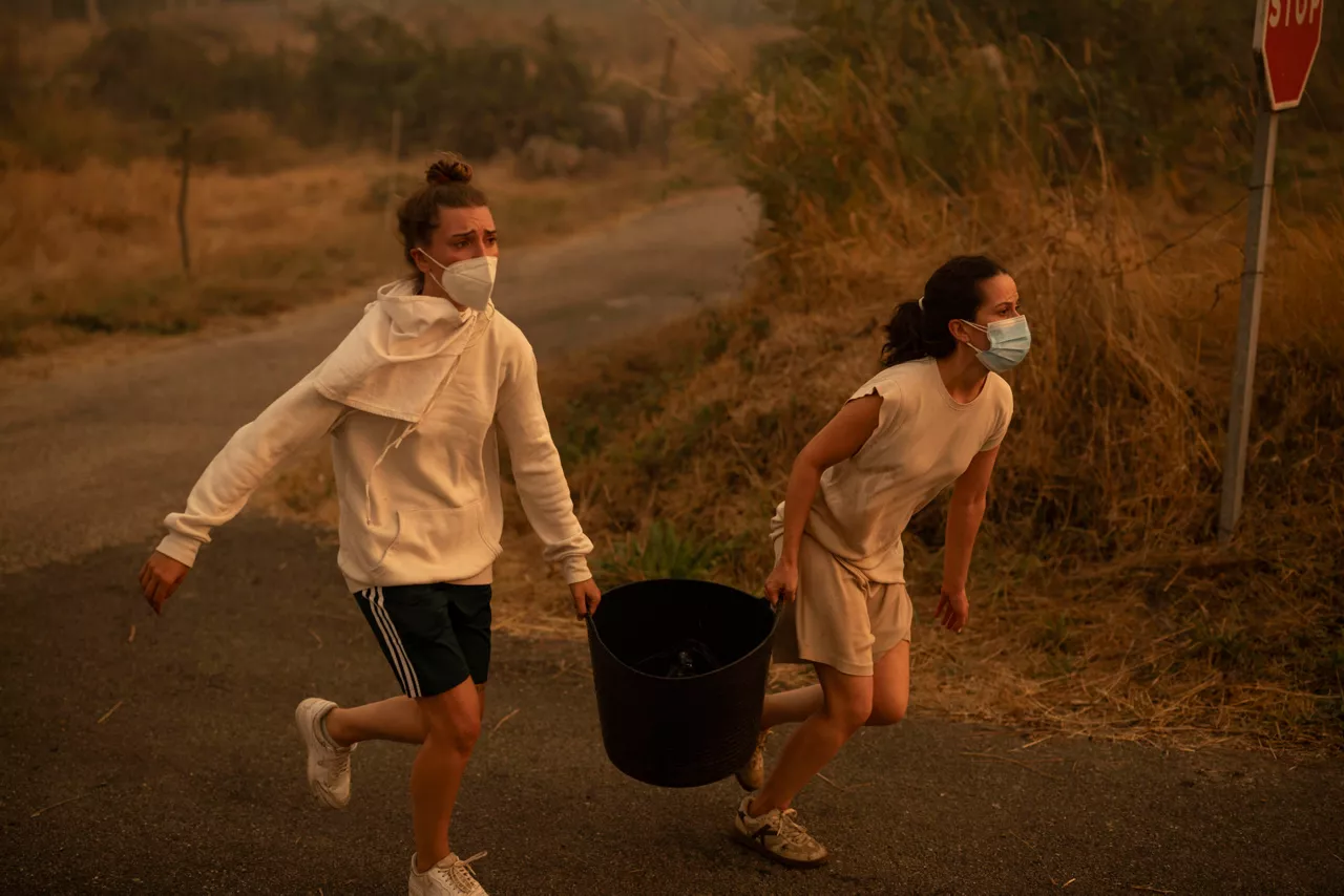 CARBALLEDA DE AVIA (OURENSE), 17/08/2025.- Vecinos trabajan en labores de extinción del incendio forestal de Carballeda de Avia (Ourense) este domingo. La ola de incendios que afecta al noroeste de España no da tregua este domingo. Tras una semana de incendios que han causado tres muertos, miles de hectáreas quemadas y miles de desalojados por las llamas, el país se encuentra devastao. En la región de Galicia ardieron ya 50.000 hectáreas y en la de Castilla y León 3.500 personas permanecían fuera de sus hogares. EFE/ Brais Lorenzo
