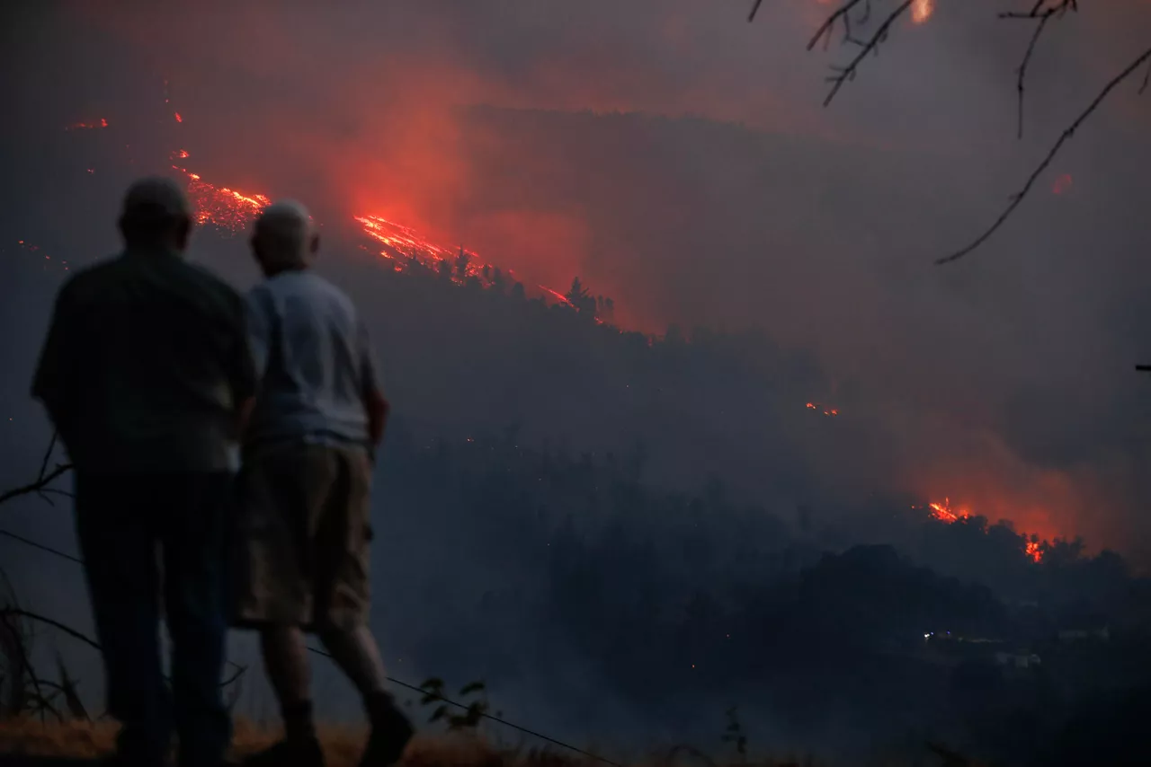 QUIROGA (LUGO), 25/08/2025.- La Xunta de Galicia ha activado este lunes la situación 2 de emergencia por el incendio originado en A Pobra do Brollón, en la provincia de Lugo, cuyas llamas llegan ahora al municipio de Quiroga. EFE/Eliseo Trigo
