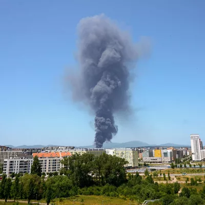 VITORIA, 20/06/2025.- Un incendio ocurrido este viernes en la fábrica del productos de higinene personal LEA, en Vitoria, ha causado llamaradas de varios metros de altura y una densa columna de humo que es visible desde toda la ciudad. EFE / L. Rico
