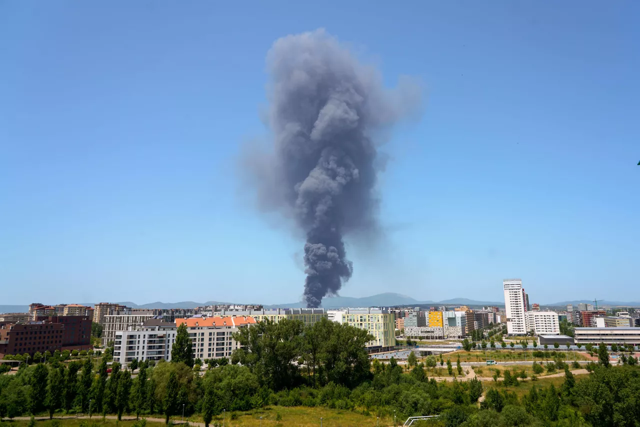 VITORIA, 20/06/2025.- Un incendio ocurrido este viernes en la fábrica del productos de higinene personal LEA, en Vitoria, ha causado llamaradas de varios metros de altura y una densa columna de humo que es visible desde toda la ciudad. EFE / L. Rico
