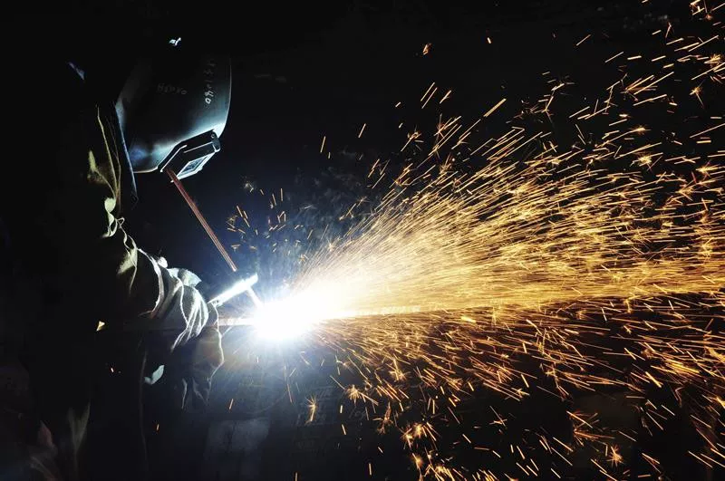 Un trabajador de la industria del metal