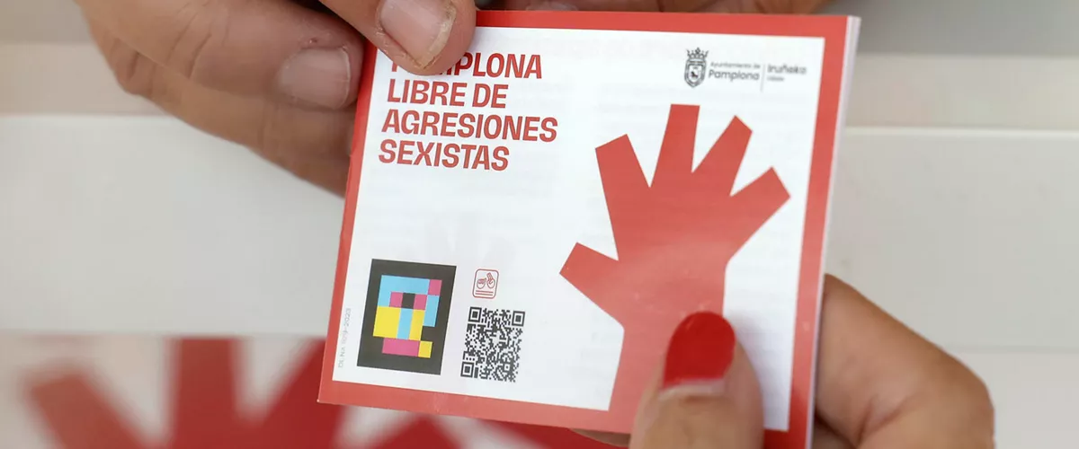 GRAFCAV9644. PAMPLONA, 04/07/2025.- Un año más, el Ayuntamiento de Pamplona ha instalado en la Plaza del Castillo el punto de información sobre la campaña “Pamplona libre de agresiones sexistas / Eraso sexistarik Gabe, Iruña aske”, que abrirá del 5 al 14 de julio. El alcalde de Pamplona, Joseba Asiron; la concejala delegada de Igualdad, Acción Comunitaria, Barrios, Participación Ciudadana y Euskera, Zaloa Basabe; y el concejal delegado de Acción Social, Txema Mauléon, han participado esta mañana en la apertura simbólica del punto de información que se concibe como un espacio para facilitar a las chicas y mujeres que lo necesiten ser atendidas por un servicio especializado y ofrecerles información sobre recursos a dónde acudir, direcciones, horarios y acompañamiento. EFE/ Jesús Diges
