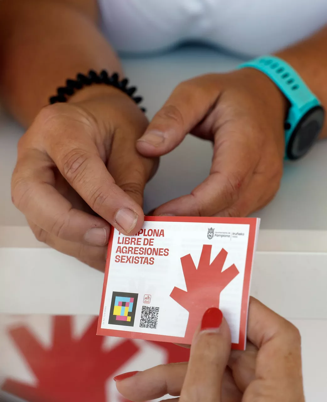 GRAFCAV9644. PAMPLONA, 04/07/2025.- Un año más, el Ayuntamiento de Pamplona ha instalado en la Plaza del Castillo el punto de información sobre la campaña “Pamplona libre de agresiones sexistas / Eraso sexistarik Gabe, Iruña aske”, que abrirá del 5 al 14 de julio. El alcalde de Pamplona, Joseba Asiron; la concejala delegada de Igualdad, Acción Comunitaria, Barrios, Participación Ciudadana y Euskera, Zaloa Basabe; y el concejal delegado de Acción Social, Txema Mauléon, han participado esta mañana en la apertura simbólica del punto de información que se concibe como un espacio para facilitar a las chicas y mujeres que lo necesiten ser atendidas por un servicio especializado y ofrecerles información sobre recursos a dónde acudir, direcciones, horarios y acompañamiento. EFE/ Jesús Diges
