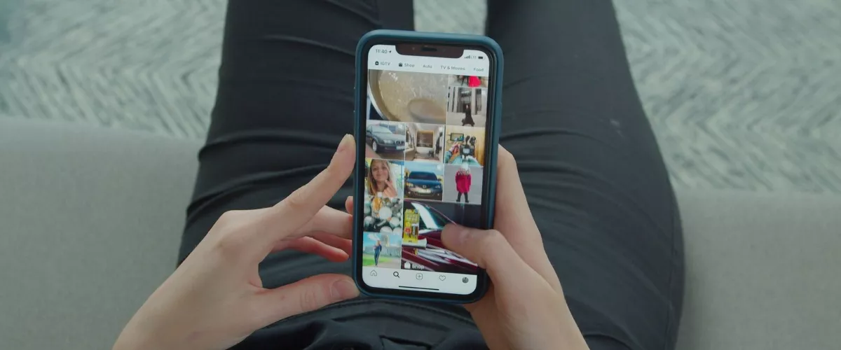 Un usuario con el movil en Instagram