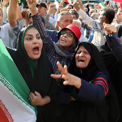 Tehran (Iran (Islamic Republic Of)), 22/06/2025.- An Iranian woman holding a national flag shouts slogans during an anti-US and anti-Israel demonstration in Tehran, Iran, 22 June 2025. The US Department of Defense announced on 22 June, that the US Central Command conducted overnight strikes against three nuclear facilities in Iran. These US strikes come as Israel has been conducting its campaign across Iran since 13 June, targeting nuclear, military, and energy facilities, prompting Iran to launch retaliatory waves of missiles and drones toward Israel. (Teherán) EFE/EPA/ABEDIN TAHERKENAREH
