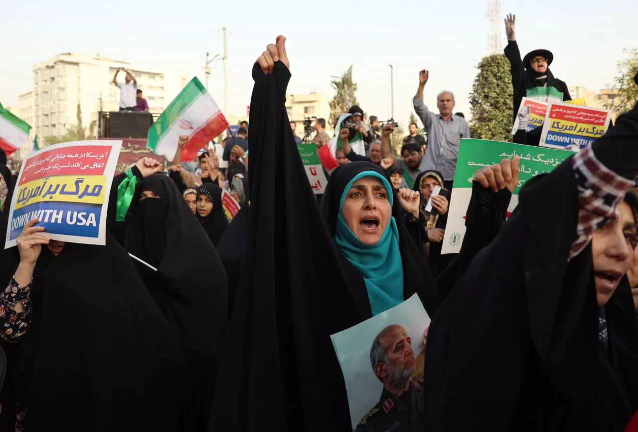 TEHRAN (IRAN (Islamic Republic Of)), 24/06/2025.- Iranians wave national flags during a rally in Tehran, Iran, 24 June 2025. Israel's military accused Iran of violating a ceasefire by launching missiles into Israeli airspace. Iran's General Staff of the Armed Forces Abdolrahim Mousavi denied firing any missiles towards Israel, Iranian state media reported. (Teherán) EFE/EPA/ABEDIN TAHERKENAREH
