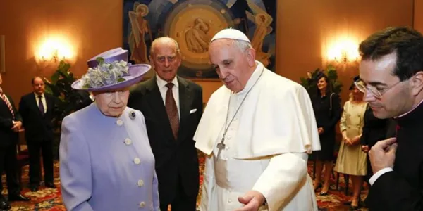 Isabel II con el papa Francisco. Foto: EFE