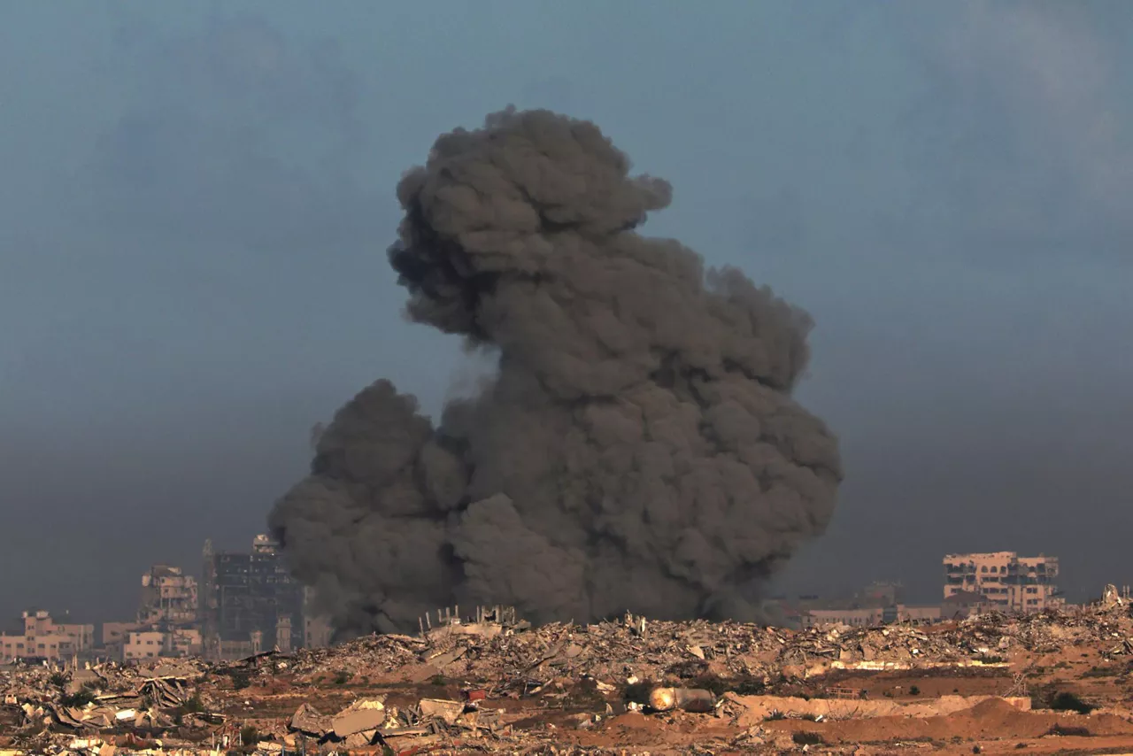 Kfar Aza (Israel), 07/10/2025.- Smoke rises as a result of an Israeli strike on the outskirts of Gaza City as seen from the Israeli side of the border, 07 October 2025. October 07 marks two years since the Palestinian militant group Hamas launched a surprise attack on Israel, taking dozens of hostages and killing nearly 1,200 people. In response, Israel began its war on Gaza, which has killed more than 66,000 people, displaced millions and destroyed the Palestinians enclave. EFE/EPA/ATEF SAFADI
