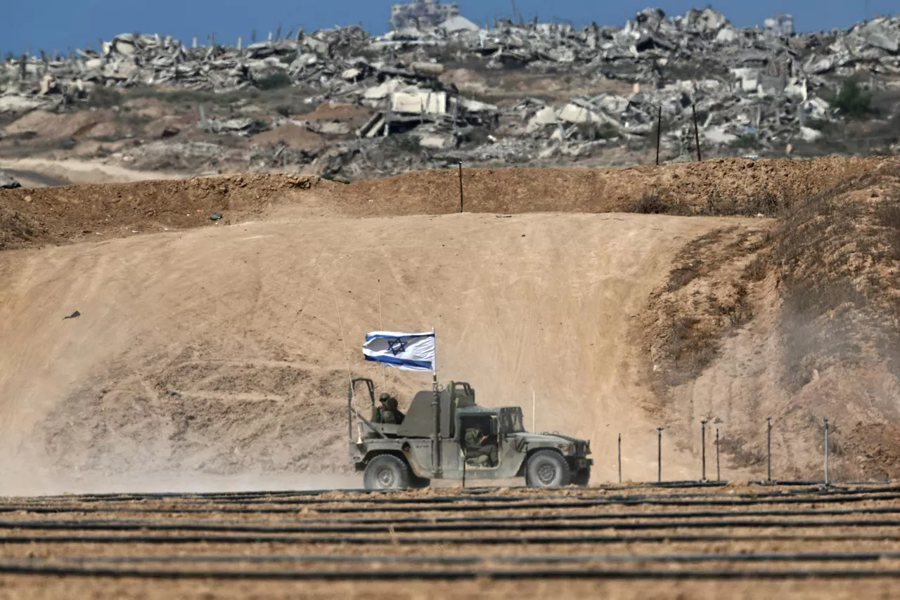 FOTODELDÍA Frontera Gaza-Israel, 06/10/2025.- Tropas israelíes patrullan la frontera entre Israel y Gaza, este lunes. El 7 de octubre se cumplen dos años desde que el grupo militante palestino Hamás lanzó un ataque sorpresa contra Israel, tomando decenas de rehenes y matando a casi 1.200 personas. En respuesta, Israel inició su guerra contra Gaza, que ha matado a más de 66.000 personas, desplazado a millones y destruido el enclave palestino. EFE/ Atef Safadi

