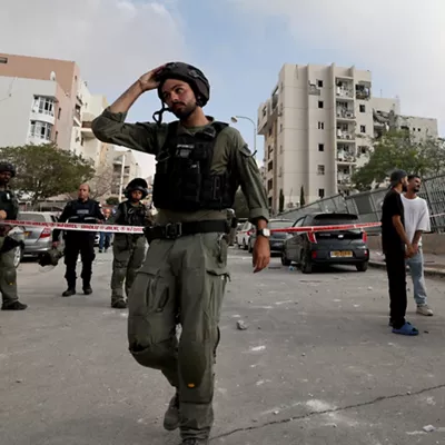 Be'er Sheva (Israel), 24/06/2025.- Israeli rescue teams work at the site of a missile strike on a residential area in Be'er Sheva, southern Israel, 24 June 2025. Israel's military stated Iran launched a barrage of ballistic missiles at Israel overnight. Magen David Adom (MDA), Israel's national emergency services, reported at least four killed and dozens injured in southern Israel. EFE/EPA/ATEF SAFADI
