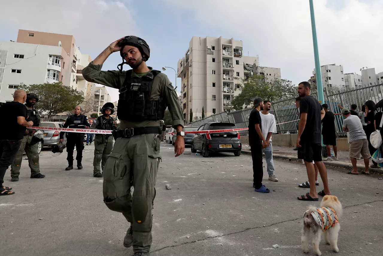 Be'er Sheva (Israel), 24/06/2025.- Israeli rescue teams work at the site of a missile strike on a residential area in Be'er Sheva, southern Israel, 24 June 2025. Israel's military stated Iran launched a barrage of ballistic missiles at Israel overnight. Magen David Adom (MDA), Israel's national emergency services, reported at least four killed and dozens injured in southern Israel. EFE/EPA/ATEF SAFADI
