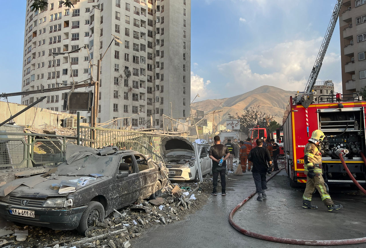 TEHRAN (Iran (Islamic Republic Of)), 13/06/2025.- Fire fighters work outside a building that was hit by Israeli air strikes north of Tehran, Iran, 13 June 2025. Israel confirms it has launched strikes on Iran's 'nuclear program' as blasts are heard across the country. The strikes are part of Operation Rising Lion, Israel's Prime Minister Benjamin Netanyahu said, adding Iran was a threat to "Israel's very survival". (Teherán) EFE/EPA/ABEDIN TAHERKENAREH
