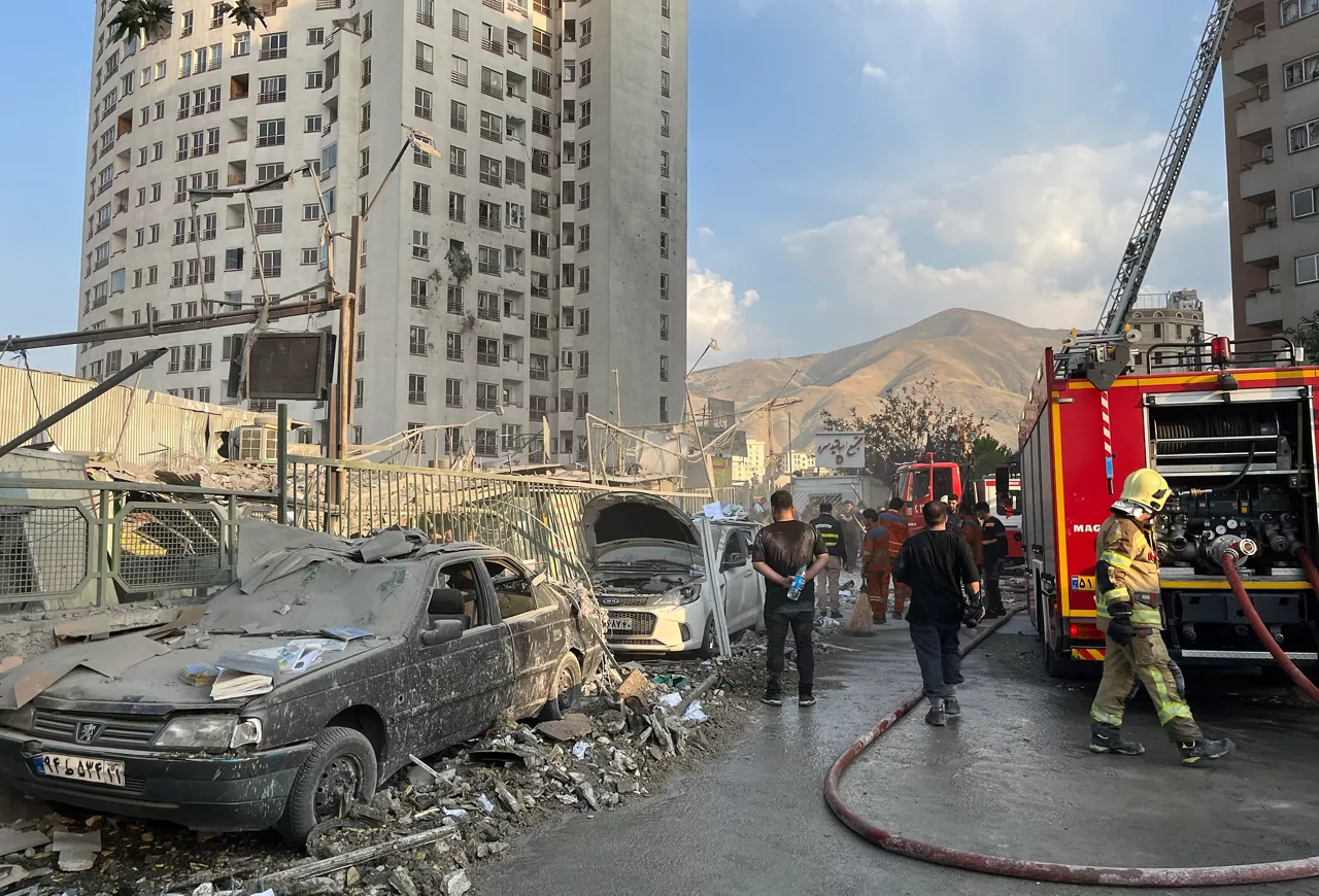 TEHRAN (Iran (Islamic Republic Of)), 13/06/2025.- Fire fighters work outside a building that was hit by Israeli air strikes north of Tehran, Iran, 13 June 2025. Israel confirms it has launched strikes on Iran's 'nuclear program' as blasts are heard across the country. The strikes are part of Operation Rising Lion, Israel's Prime Minister Benjamin Netanyahu said, adding Iran was a threat to "Israel's very survival". (Teherán) EFE/EPA/ABEDIN TAHERKENAREH
