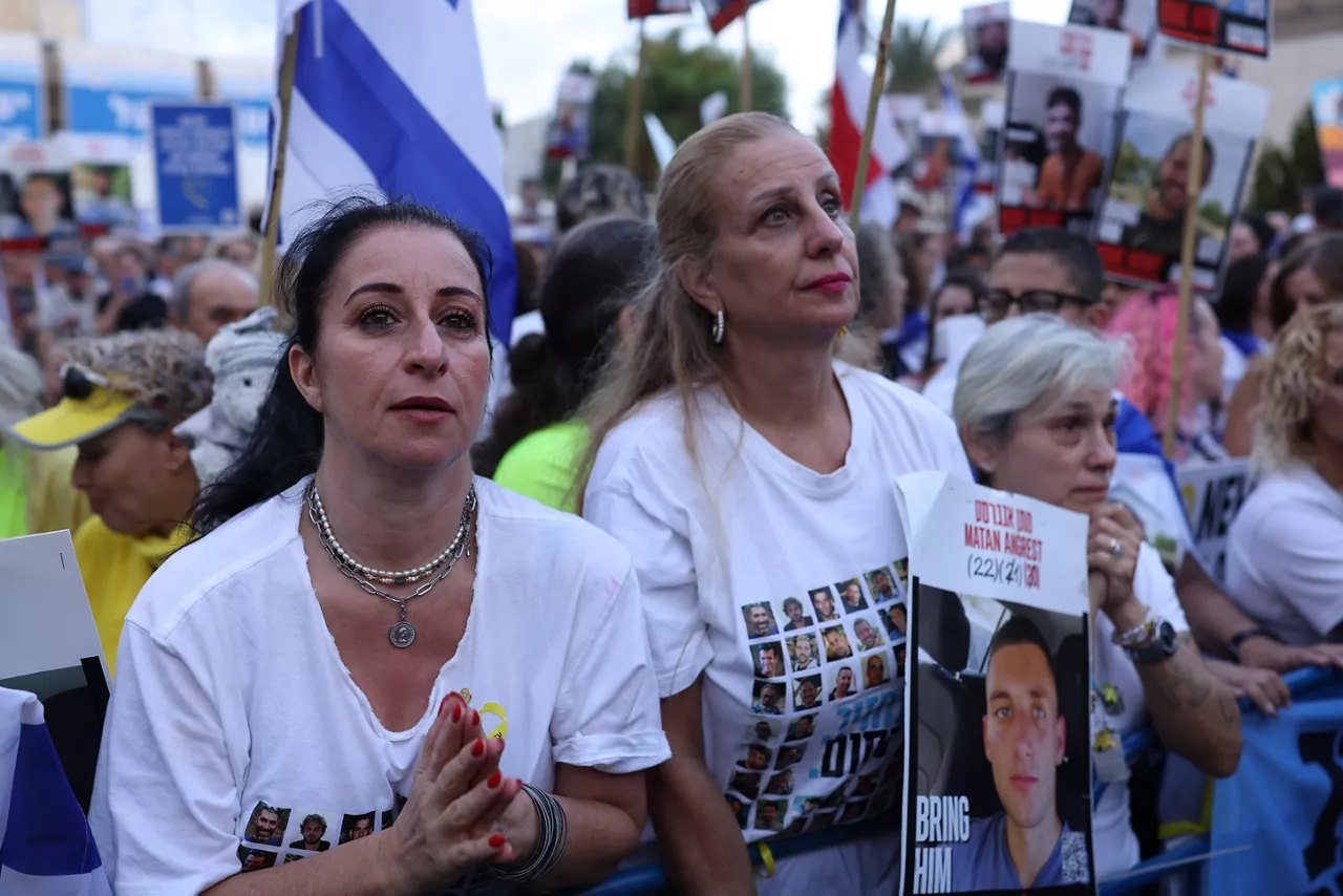 Tel Aviv (Israel), 13/10/2025.- Israelis celebrate prior to the scheduled release of hostages held by Hamas, at Hostage Square in Tel Aviv, Israel, 13 October 2025. As part of the ceasefire agreement between Israel and Hamas, some 20 Israeli captives and around 2,000 Palestinian prisoners are scheduled to be released on 13 October. EFE/EPA/STRINGER
