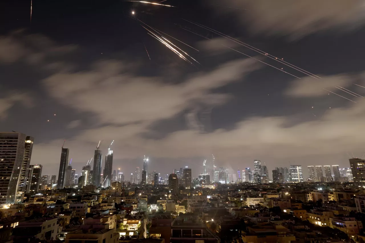 Tel Aviv (Israel), 14/06/2025.- Israel's Iron Dome air defense system intercepts ballistic missiles fired from Iran over the city of Tel Aviv, Israel, 15 June 2025. Israel's military identified the missiles as being launched from Iran toward Israeli territory in retaliation for overnight airstrikes on Iranian targets. EFE/EPA/ATEF SAFADI
