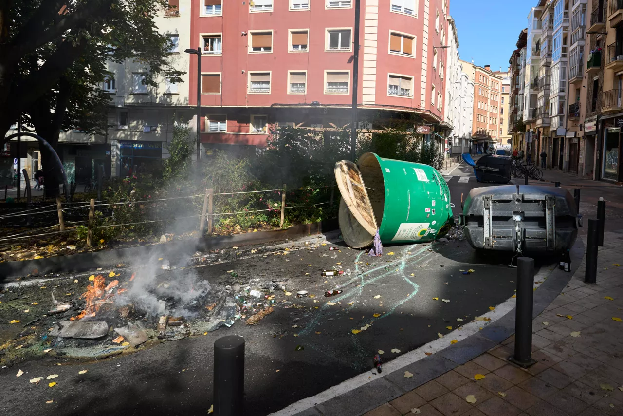 VITORIA, 12/10/2025.- Destrozos tras los disturbios registrados cuando varias personas han tratado de impedir la celebración de un acto de Falange Española con el lanzamiento de todo tipo de objetos, este domingo. Siete personas han sido detenidas. EFE/Adrian Ruiz Hierro
