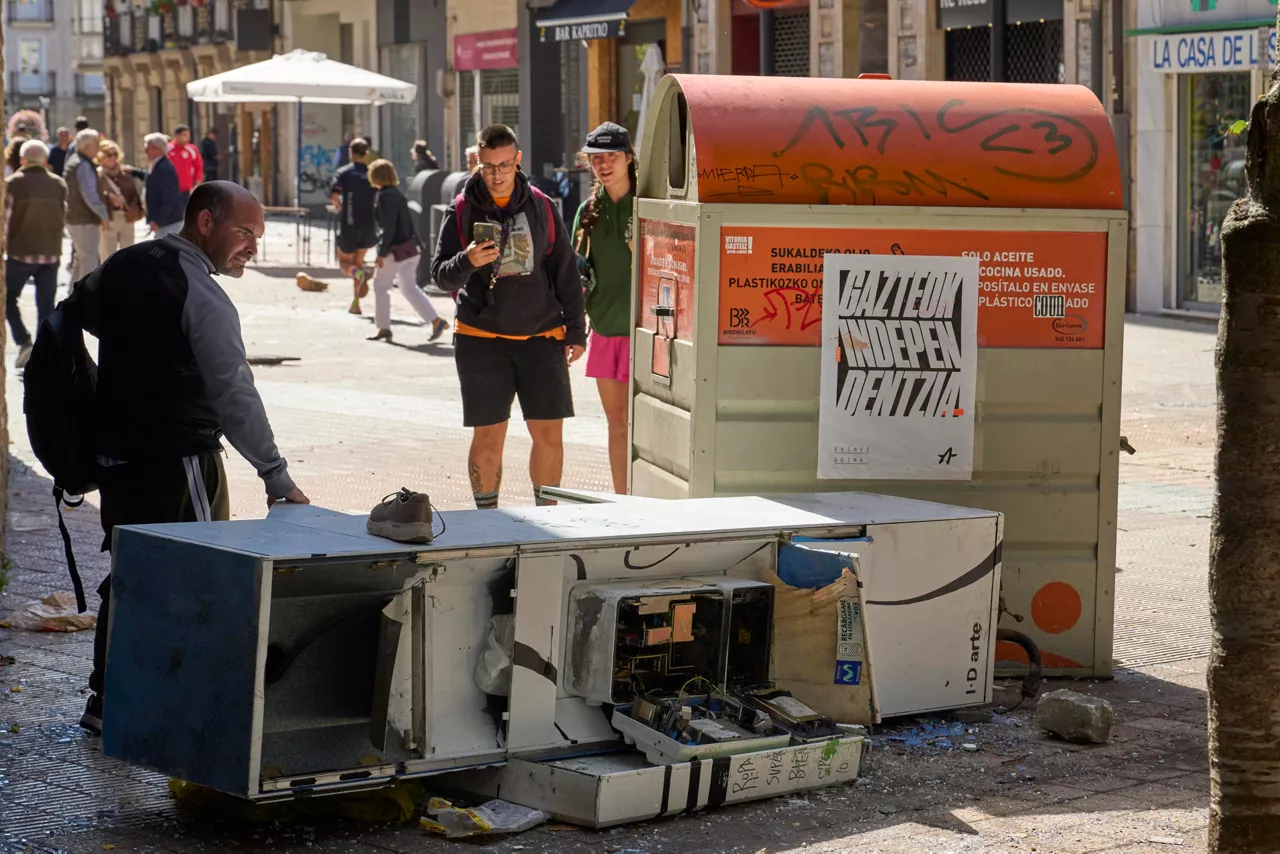 VITORIA, 12/10/2025.- Destrozos tras los disturbios registrados cuando varias personas han tratado de impedir la celebración de un acto de Falange Española con el lanzamiento de todo tipo de objetos, este domingo. Siete personas han sido detenidas. EFE/Adrian Ruiz Hierro
